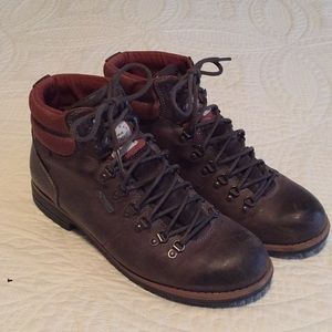 Men’s 9 Clark’s GoreTex brown leather boots